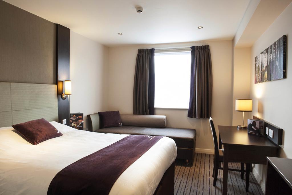 Premier Inn Dunfermline Esterno foto