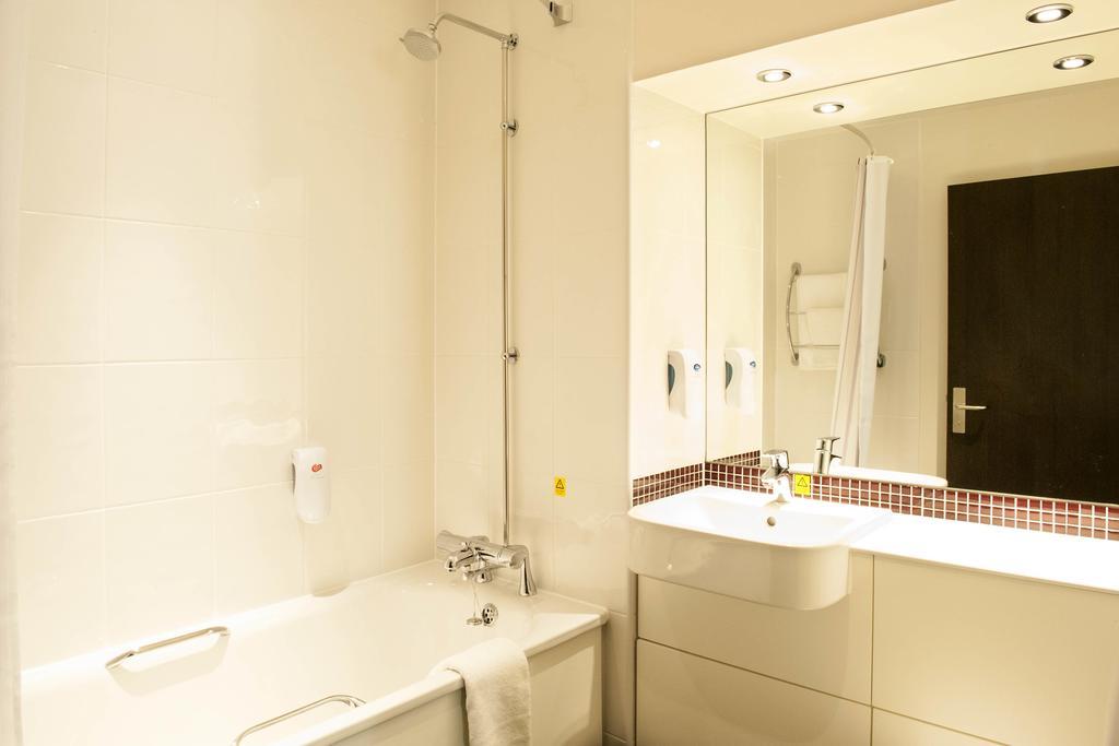 Premier Inn Dunfermline Esterno foto