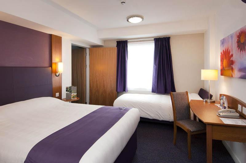 Premier Inn Dunfermline Esterno foto
